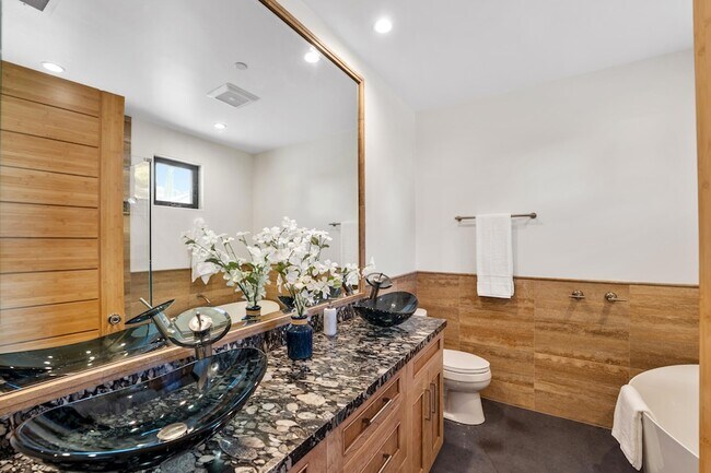 Building Photo - 5572 Rainier St