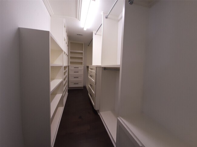 Building Photo - 6115 Glen Lee Dr