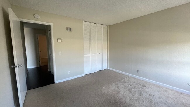 Building Photo - 2101 Shore Line Dr