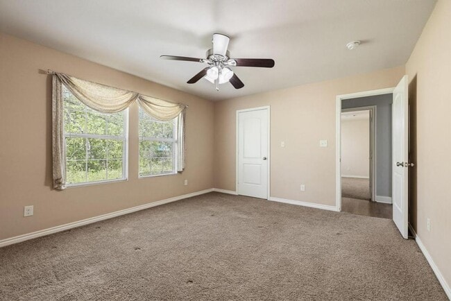 Building Photo - Step into comfort and modern convenience with this charming 3-bedroom, 2-bathroom home in Sherman...