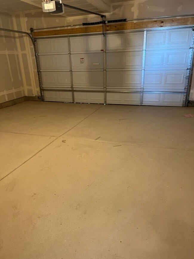 Building Photo - PRACTICALLY NEW 3 Bedroom Townhome