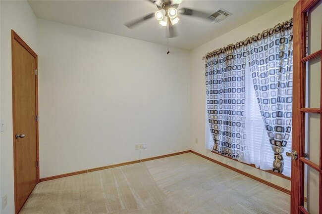 Building Photo - 913 Elm Creek Dr