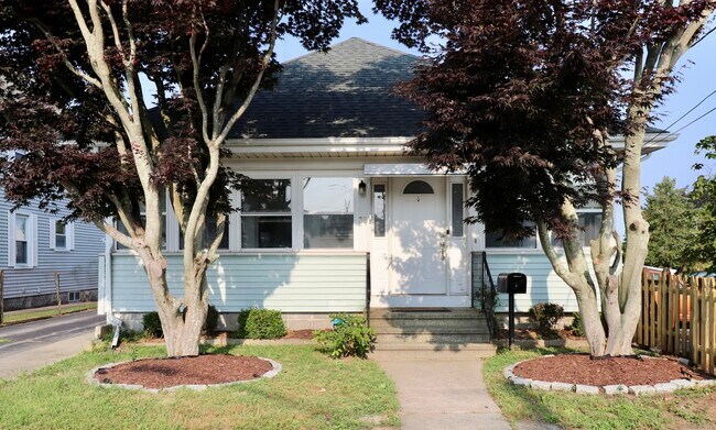 Primary Photo - 32 Denison Ave