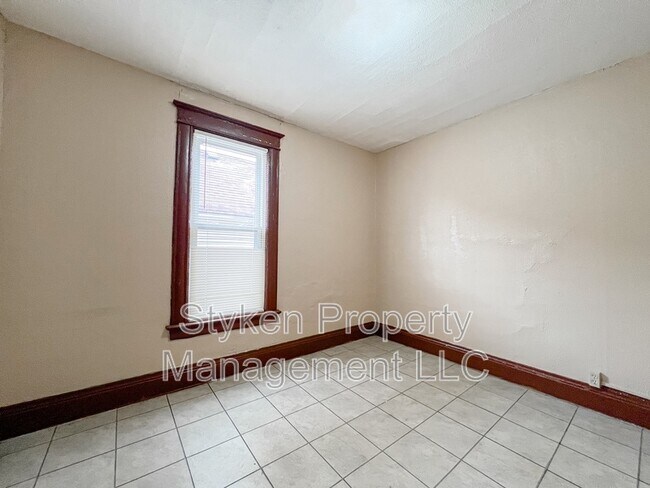 Building Photo - 247 S 5th Ave