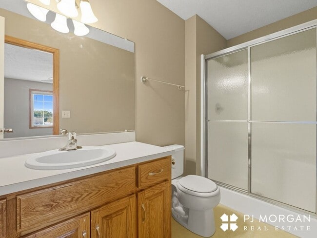 Building Photo - 3 Bedroom, 3 Bathroom - Available Immediately