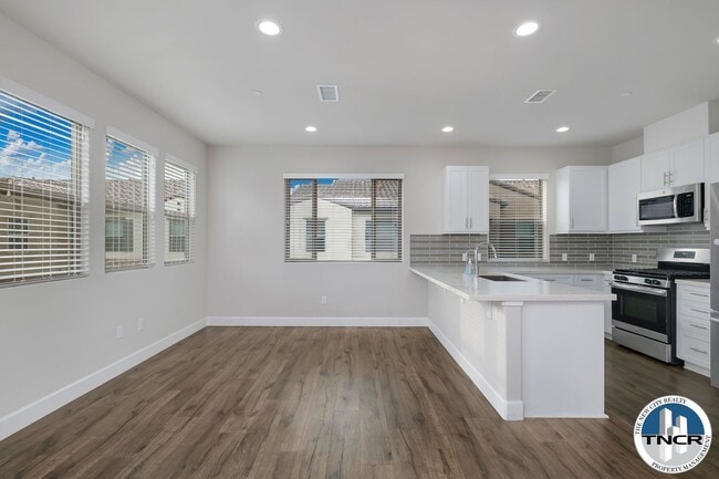 Building Photo - Luxury 4-Bedroom, 3.5-Bathroom Townhouse #28 in Santa Fe Springs