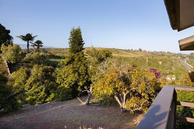 Building Photo - Coastal cottage in prime location and exceptional views!