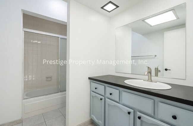 Building Photo - Beautiful Townhouse Overlooking The Golf C...
