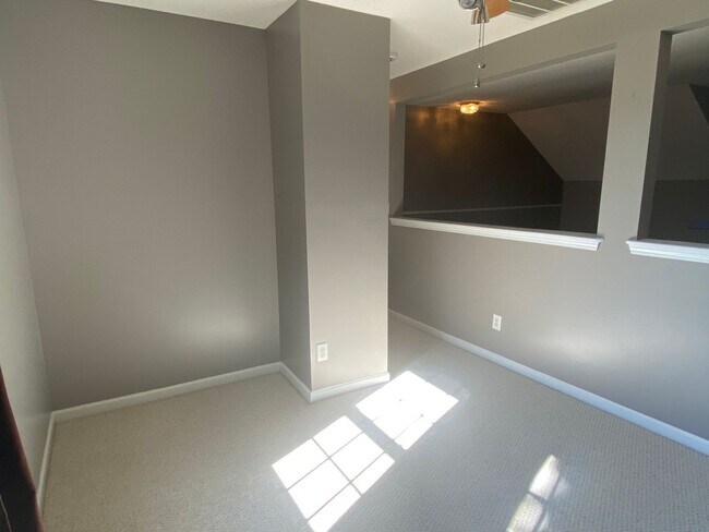 Building Photo - Price reduced**Move-in Ready!