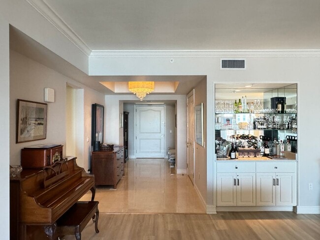 Building Photo - Seasonal/short term 3/2 renovated Ritz Carlton beauty with long water views