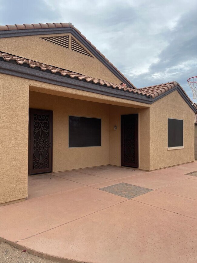 Building Photo - Southwest Beauty