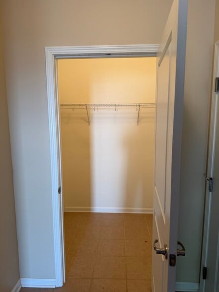 Building Photo - 6801 Hanesbrook Cir