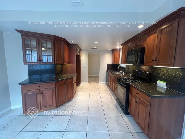 Building Photo - 1305 Morrison Dr