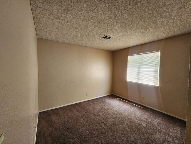 Building Photo - Affordable Condo, Perfect Living Space, Ex...