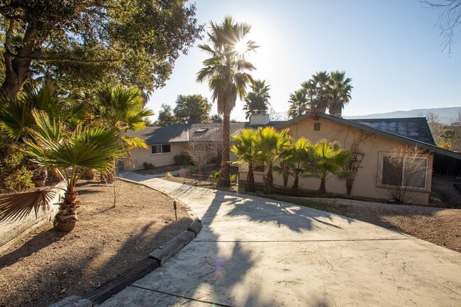 Building Photo - Janin Acers - Pool - Pet Friendly - FURNISHED OR UNFURNISHED