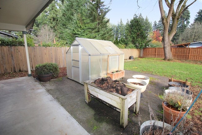 Building Photo - Gorgeous, Remodeled 3 Bed/2 Bath Mid-Century Ranch on Huge Lot – Lake Oswego!