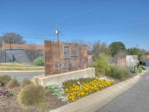 Building Photo - Gorgeous Condo in Edgewick - Minutes from Soco!