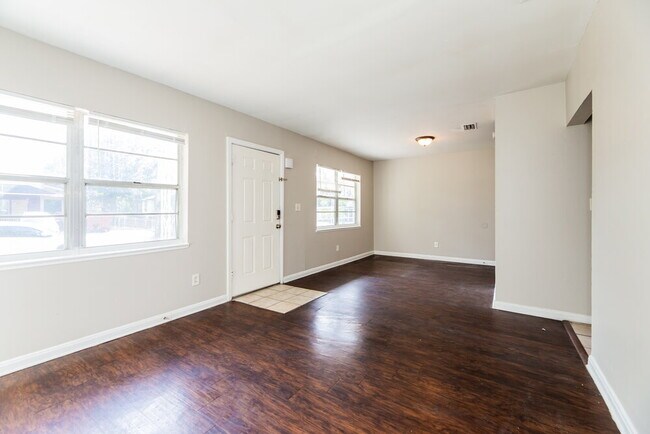 Building Photo - 961 Kenmore St