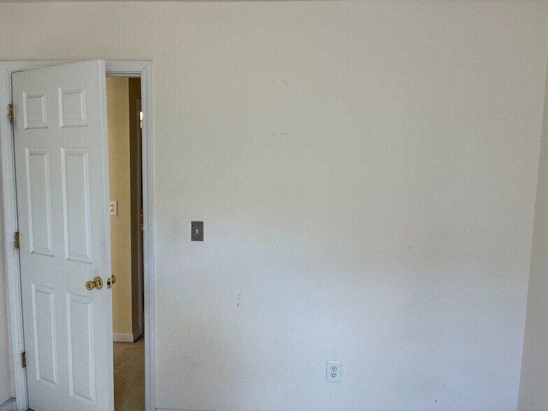 Building Photo - Room in House on Klondike River Rd