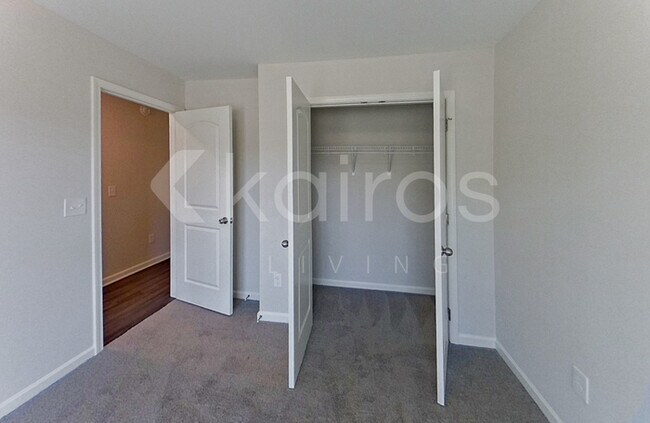 Building Photo - 751 Park Ln