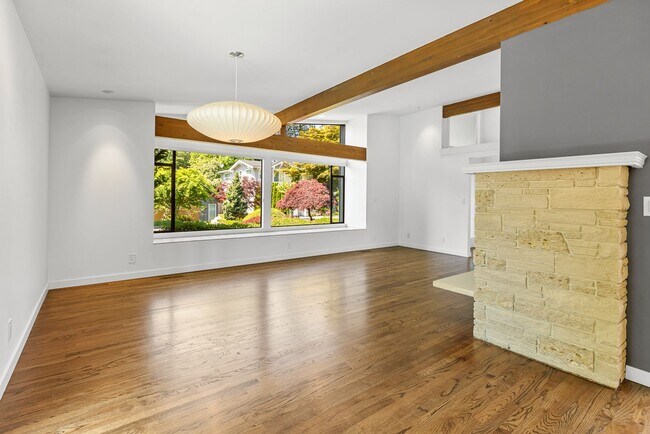 Building Photo - Beautiful West Facing Houghton Home with p...