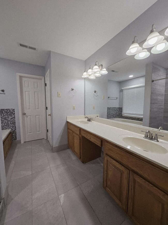 Building Photo - 208 E Bend Ct