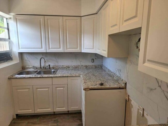 Primary Photo - 117 SW 7th Ave