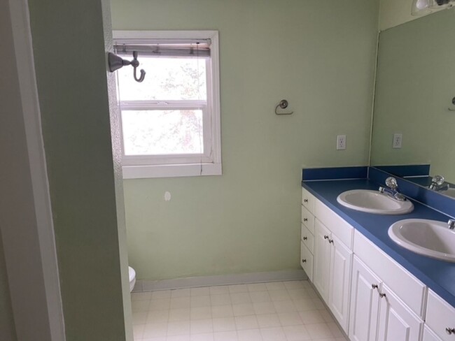Building Photo - UNIVERSITY LIVING - Beautiful 5 Bedroom Ho...