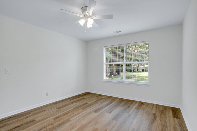 Building Photo - 3 Bedroom 2 Bathrooms in Sterling Creek - Richmond Hill