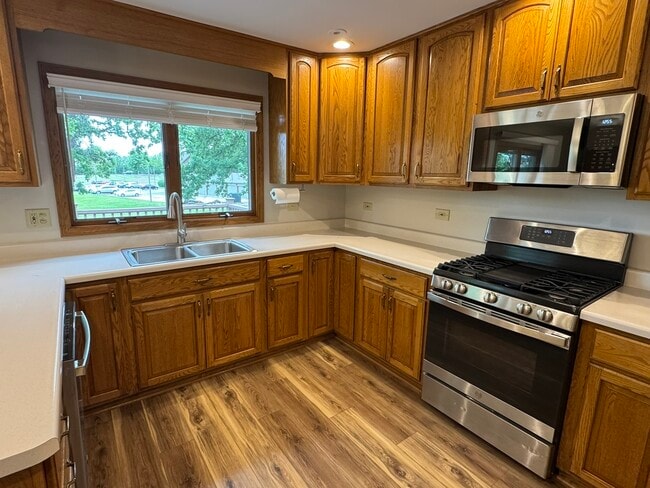 Building Photo - 881 Glenmore Ct