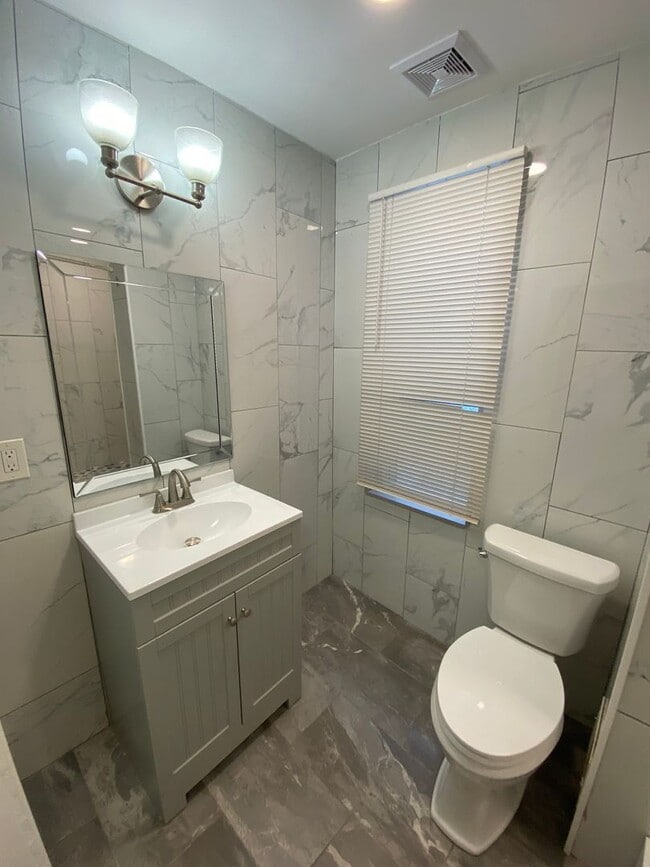 Building Photo - 1725 Monument St