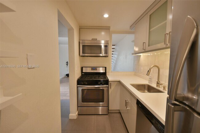 Building Photo - 6884 N Kendall Dr