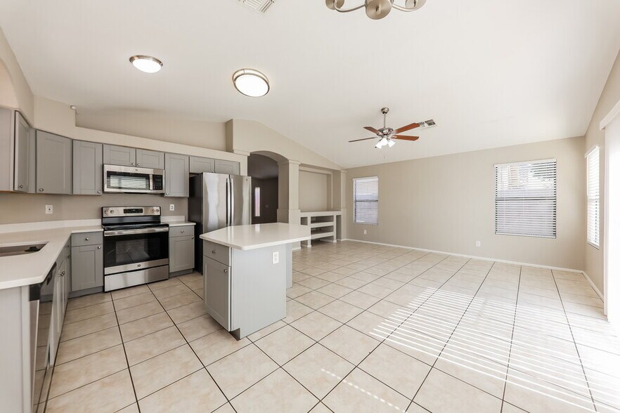 Building Photo - 3233 E Tonopah Dr