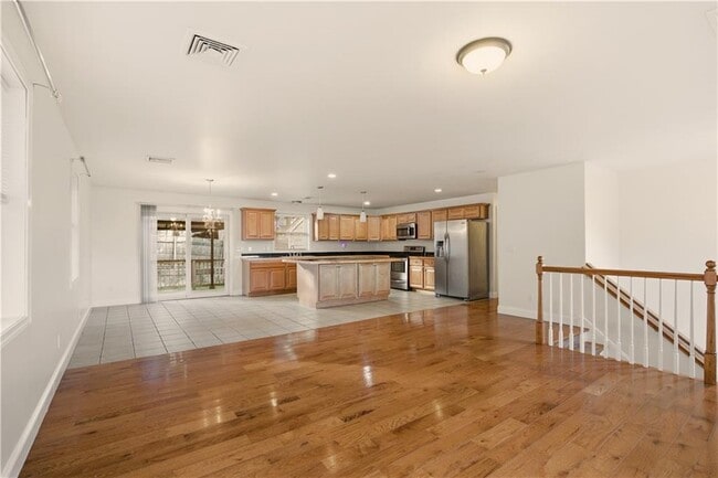 Building Photo - 37 Thayer St