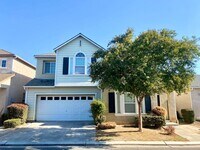 Building Photo - Spacious 4/2.5 off Fig Garden Loop