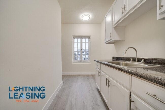 Building Photo - Spacious and Stylish Studio in Prime Arlin...