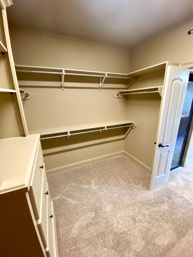 Building Photo - ** AVAILABLE JUNE 1ST ** STUNNING 4/3.5 IN...