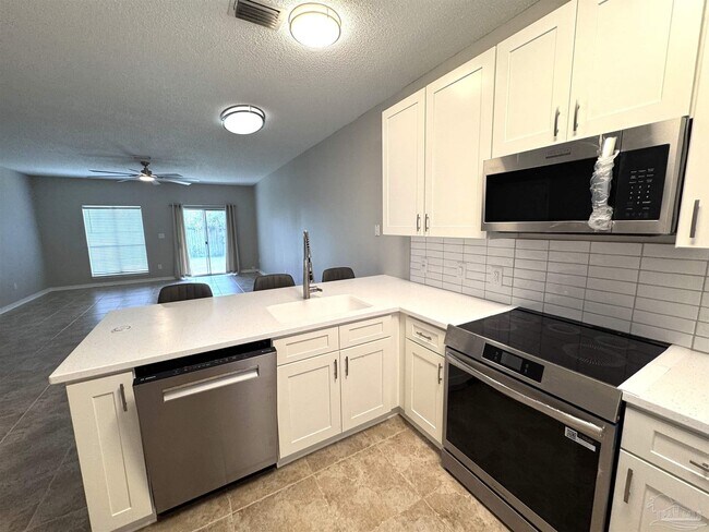 Building Photo - 2703 Bay Club Dr