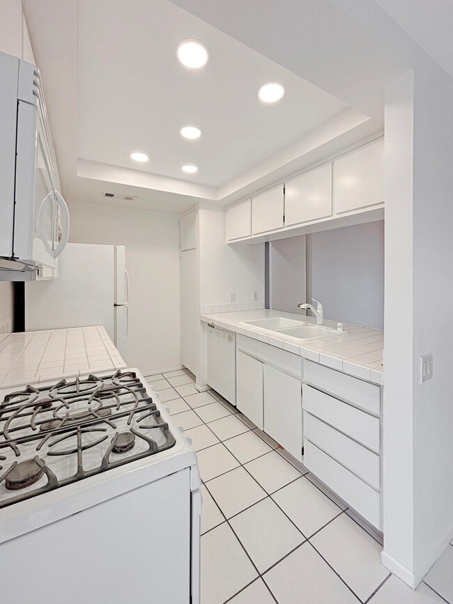 Building Photo - 63 Lakeview Cir