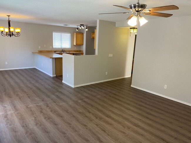 Building Photo - 4 Bedroom, 3 bath, two story with loft in ...