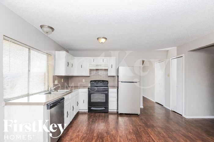 Building Photo - 2113 Deerfield Dr
