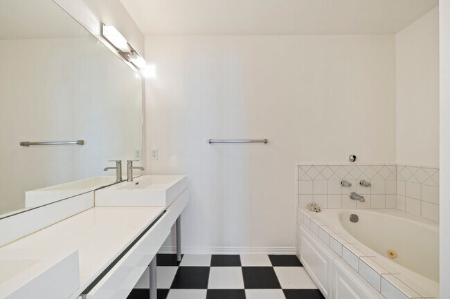 Building Photo - Beautiful 3-bedroom, 2.5-bath tri-level to...