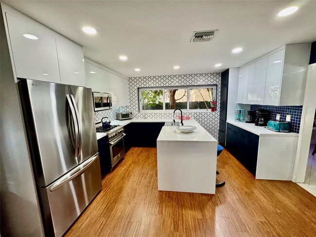 Building Photo - 2325 Barcelona Dr