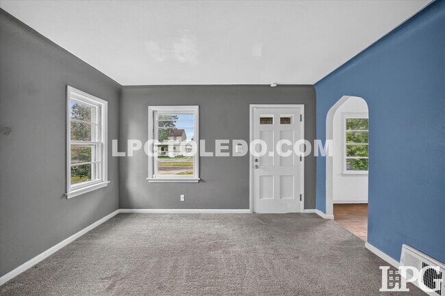 Building Photo - 3540 Bellevue Rd