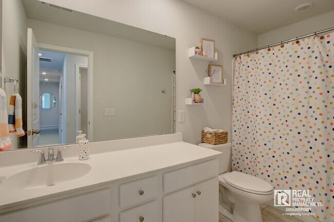 Building Photo - 214 Honey Horn Dr