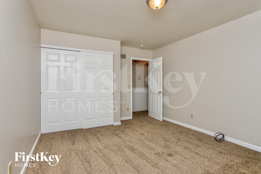 Building Photo - 70 Fawn Oaks Dr