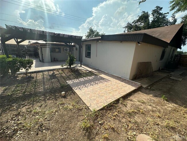 Building Photo - 700 E Sam Houston Blvd