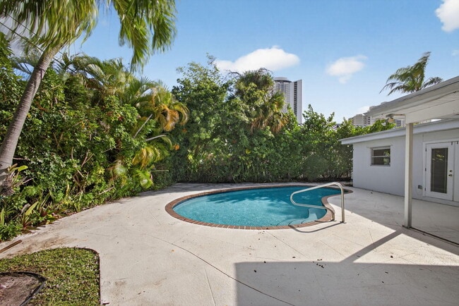 Building Photo - 1242 N Harbor Dr