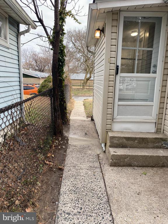 Building Photo - 258 Birch St