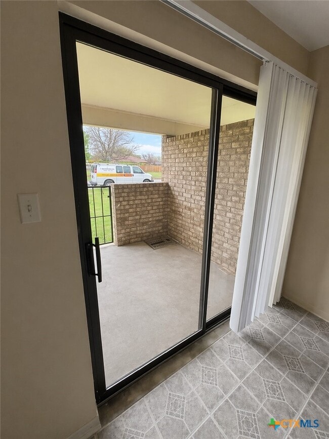 Building Photo - 1813 Cedarhill Dr